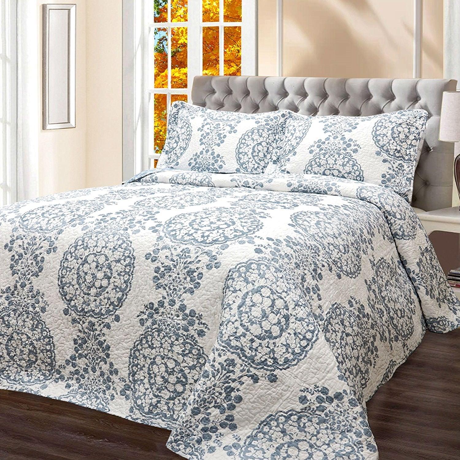 King 3-Piece Reversible Cotton Quilt Set with White Blue Floral Medallion Design - beddingbag.com